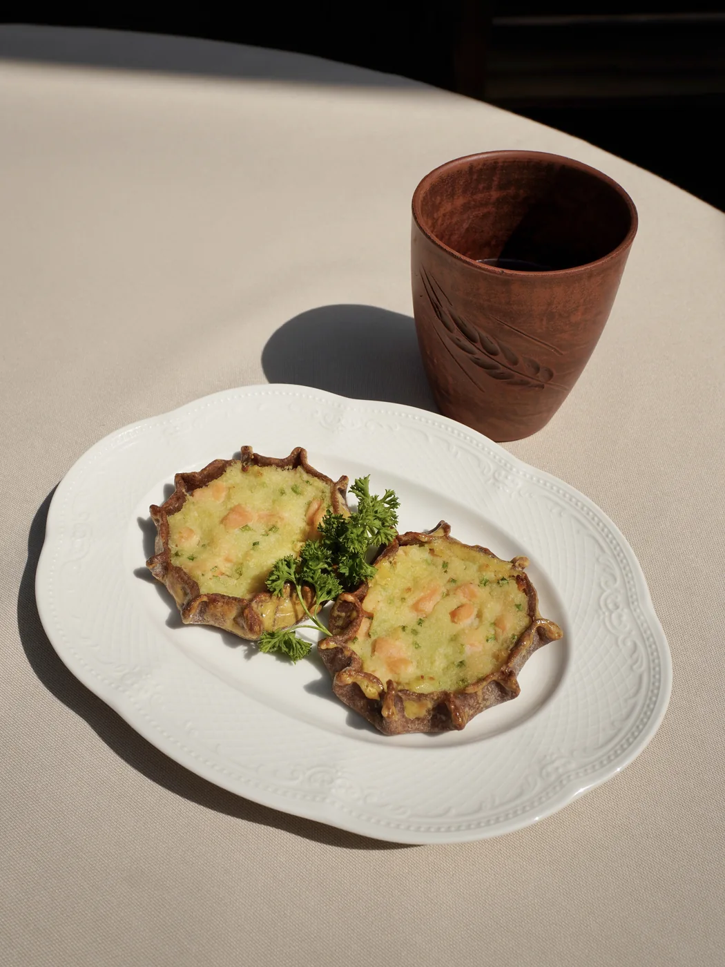 Калитки с картофелем, лососем и рыбным бульоном